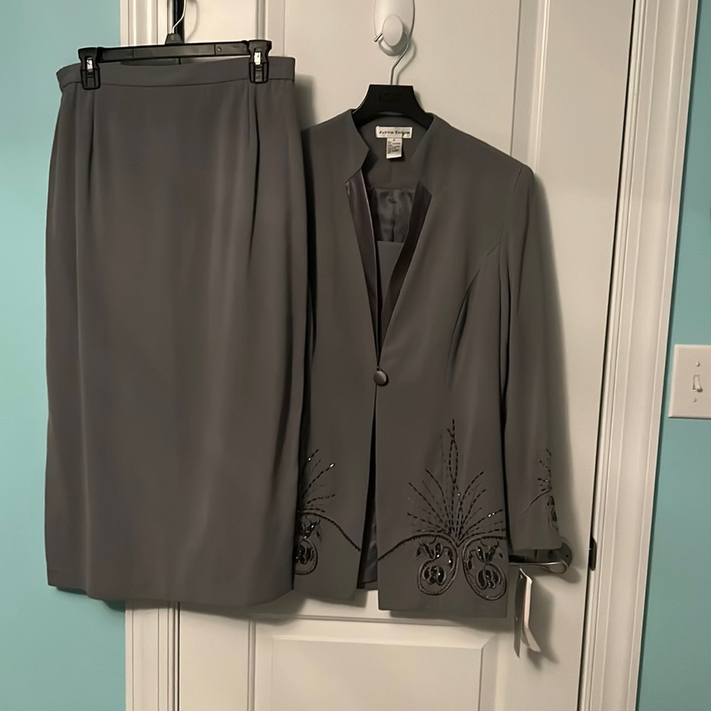 Absolutely gorgeous charcoal color jacket and skirt by Justin Taylor. Size 12